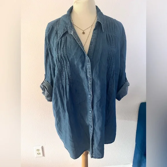 Gloria Vanderbilt Giselle Chambray button down top - Picture 2 of 9